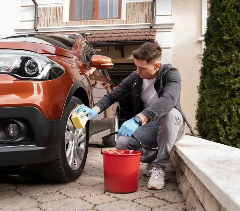 Lavage auto à domicile Cercottes : professionnel intervenant sur un véhicule